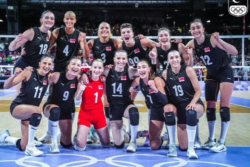 Paris2024’Te Dominik Cumhuriyeti’ni 3-1 Yenerek Çeyrek Finale Çıkmayı Garantileyen A Milli Kadın Voleybol Takımımızı Yürekten Kutluyoruz!
