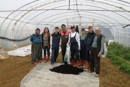 Tarım Bölümü Öğrenci̇leri̇mi̇zle Seralarımızda Çalışmaya Devam Edi̇yoruz..